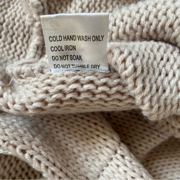 LF Seek the Label Cozy Off Shoulder Cream Long Sleeve Knit Boho Sweater Small - Picture 10 of 11